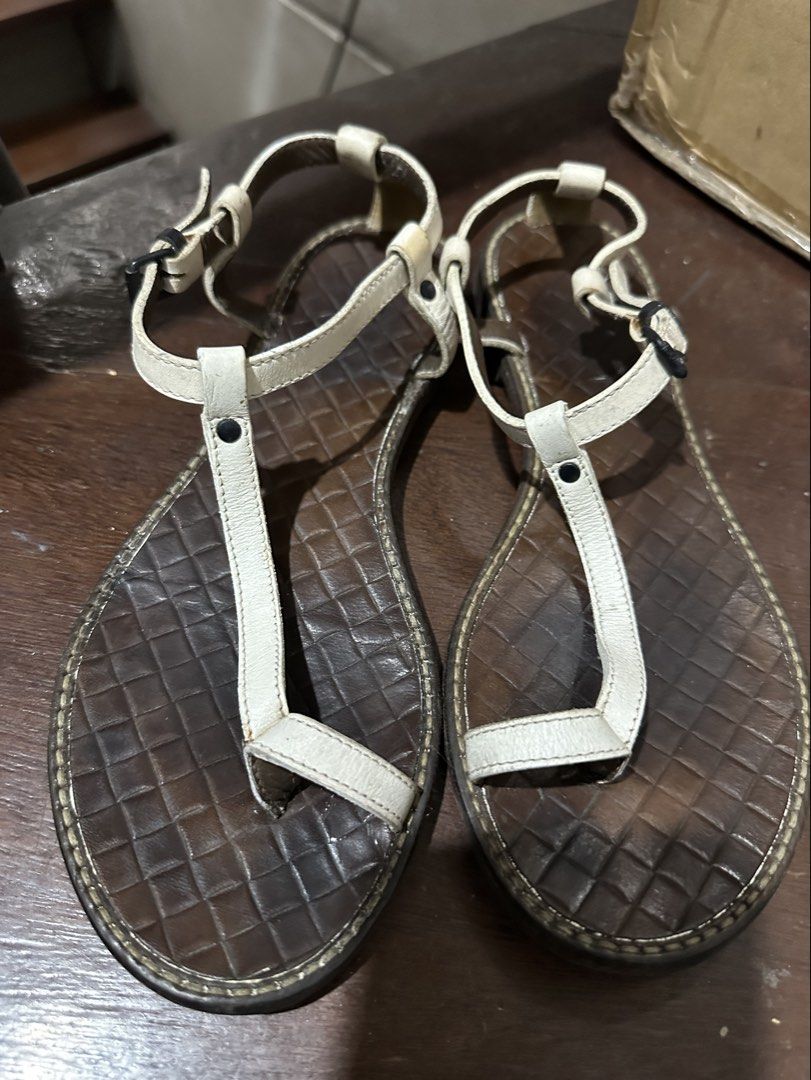 Bottega Veneta Sandals (Category: Flats & Sandals) located in Manila. Submitted by shopkriscloset (Listing ID 1467842133, Image 3). Description: Bought from a fellow carouseller. Authentic. Never got to wear it because it’s too big on me :)) Size 36 1/2 Issues: signs of usage, please manage your expectations as this is a preloved item. No cracks or peelings on the leather ‼️PLEASE READ BEFORE PLACING AN OFFER -Please be patient and respectful. 🤗