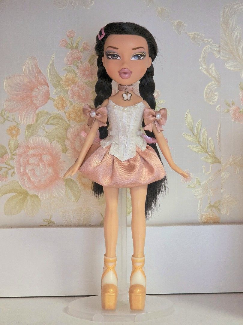 BRATZ Stepout Jade (Category: Other Merchandise) located in Angeles City. Submitted by joahaexo9 (Listing ID 1467845029, Image 3). Description: KINDLY READ SELLING POST ✨️ WTS LFB RUSH SELLING ‼️ BRATZ STEPOUT JADE (REBODIED) WITH CUSTOMIZED CLOTHES AND SHOES - 4500 note: WYSIWG. medyo faded yung last stroke nung sa eyebrow niya sa left side (shown sa pic) and she's rebodied po ^^ other than that, no issues na po siya (kindly respect my pricing d