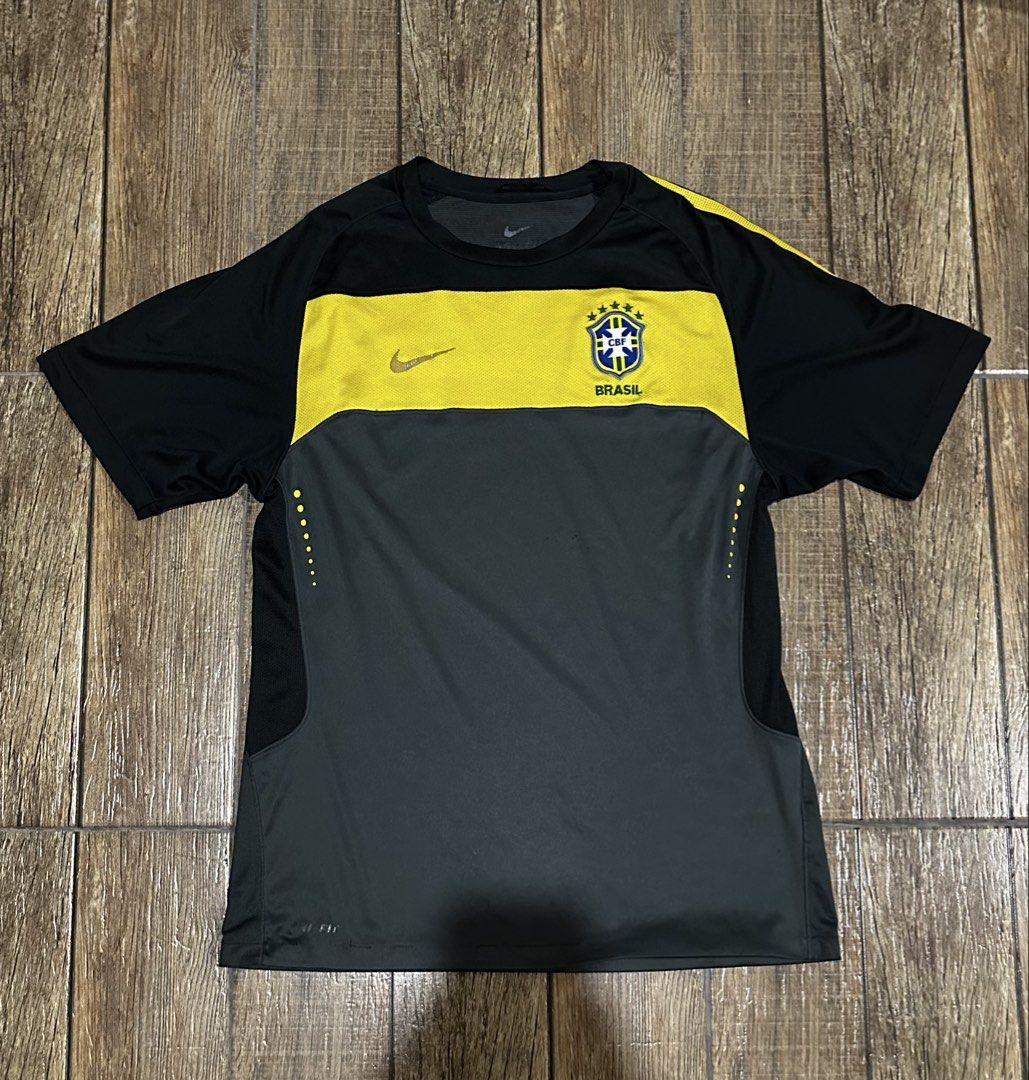 BRAZIL JERSEY (Category: Tshirts & Polo Shirts ) located in Manila. Submitted by urban-vintage_2 (Listing ID 1467852752, Image 1). Description: ISSUE: NONE ( NEED WASH ) MOP :GCASH ( NO COD ) SHIP VIA : LALAMOVE & J&T LOCATION : PASIG CITY LENGTH : 27 WIDTH : 20.