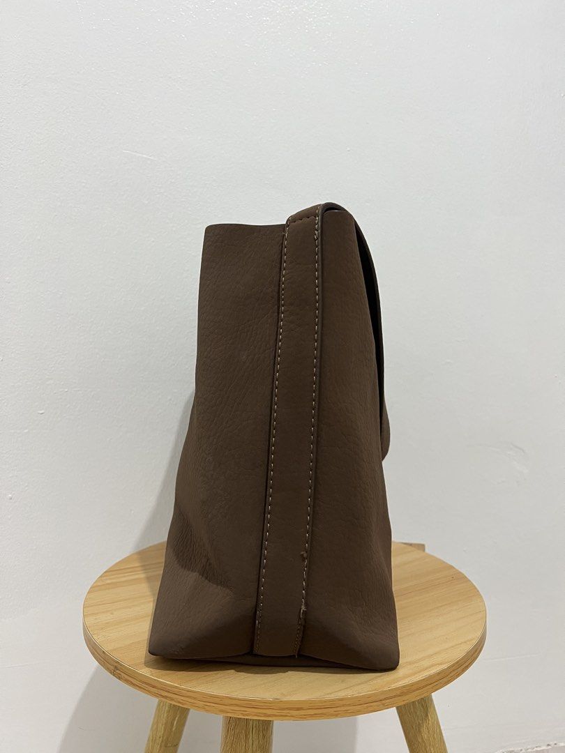 Brown Leather Shoulder Tote Bag (Category: Tote Bags) located in Manila. Submitted by bosetph (Listing ID 1467962544, Image 3). Description: - Color: Neutral dark brown - Material: Genuine leather with clean stitching - Design: Open top with a spacious unlined interior - Straps: Thick and comfortable for daily wear - Capacity: Easily fits all your daily essentials - Style: Simple, minimal, and versatile.