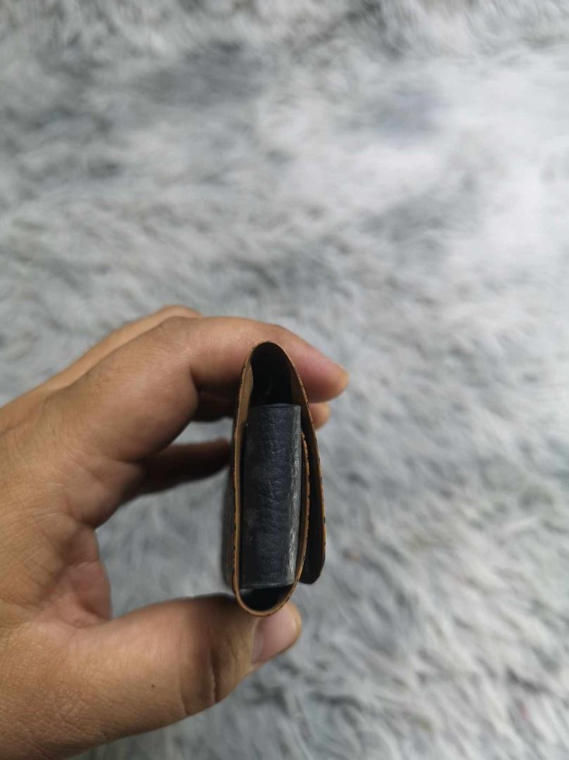 Brown leather Snap Closure Pouch (Category: Purses & Pouches) located in Santa Cruz. Submitted by jmy_surplus.2 (Listing ID 1467996725, Image 3). Description: Size ; L- 2.5 W - 5 Color ; Brown Type ; Pouch Brand ; No brand Material ; Leather Style ; Small Brown leather Pouch LG 116 JMY 3 Batch #225.