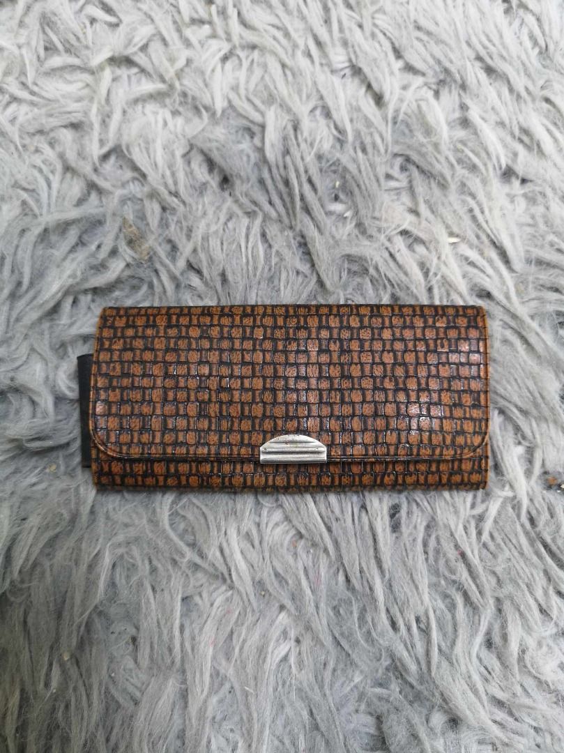 Brown leather Snap Closure Pouch (Category: Purses & Pouches) located in Santa Cruz. Submitted by jmy_surplus.2 (Listing ID 1467996725, Image 1). Description: Size ; L- 2.5 W - 5 Color ; Brown Type ; Pouch Brand ; No brand Material ; Leather Style ; Small Brown leather Pouch LG 116 JMY 3 Batch #225.