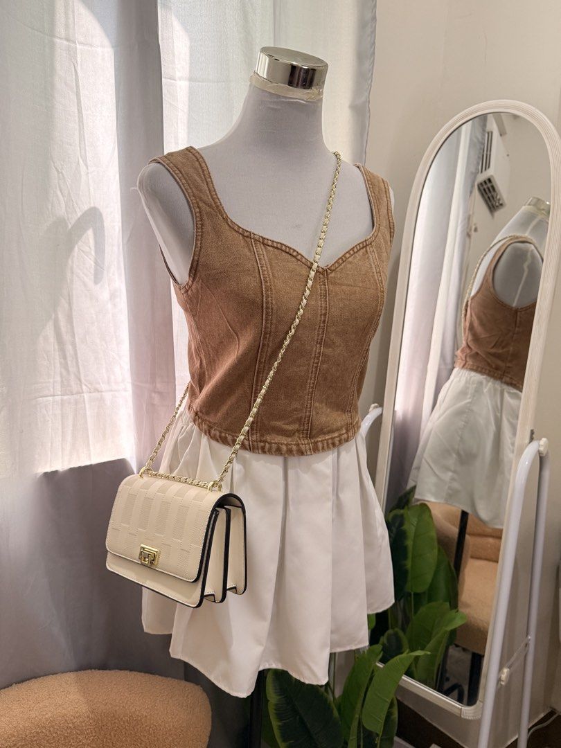 Brown Maong Top ✨ (Category: Sleeveless) located in Quezon City. Submitted by kaye_oineza (Listing ID 1467936657, Image 2). Description: Brown Maong Top ✨ Medium -With Back Zipper.