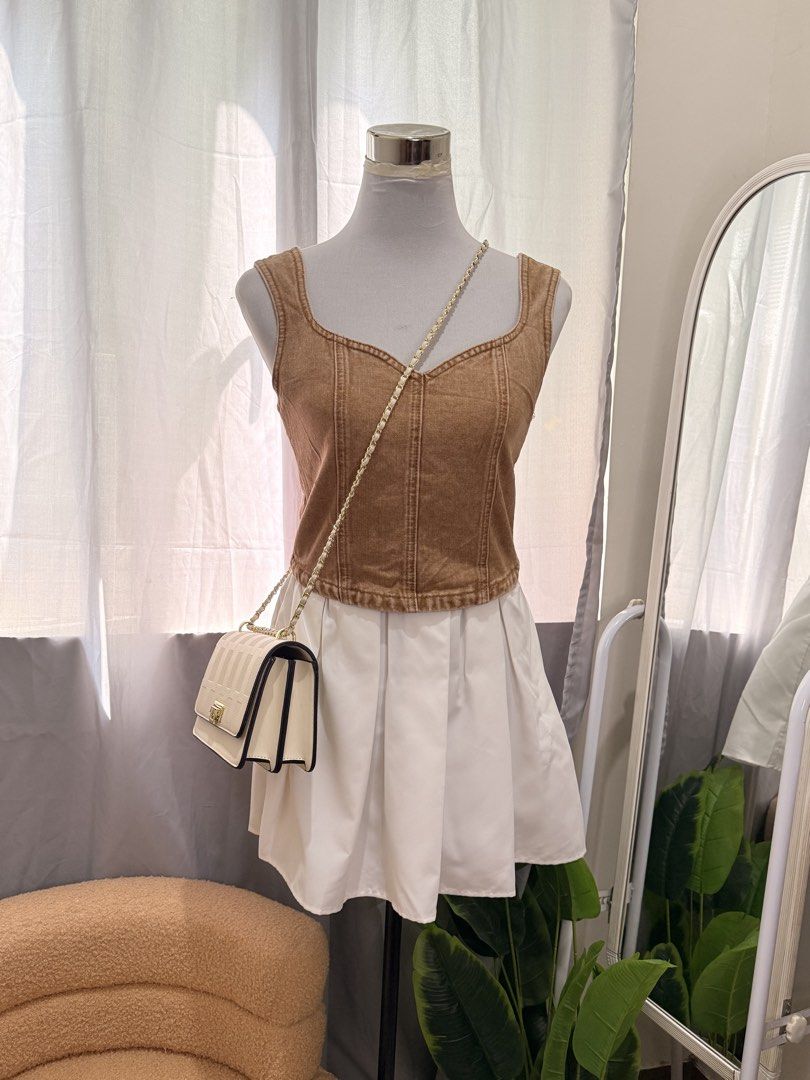 Brown Maong Top ✨ (Category: Sleeveless) located in Quezon City. Submitted by kaye_oineza (Listing ID 1467936657, Image 1). Description: Brown Maong Top ✨ Medium -With Back Zipper.