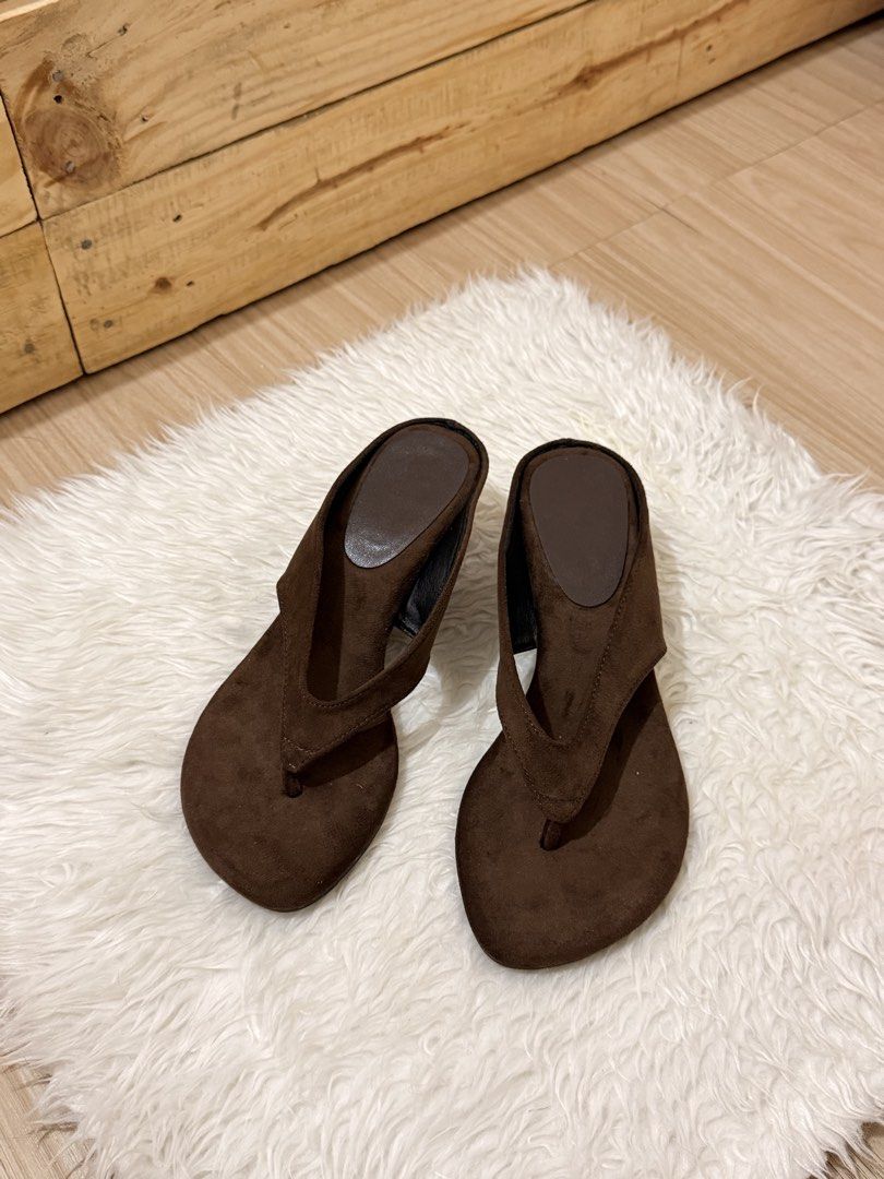 Brown thong sandals (Category: Flats & Sandals) located in Quezon City. Submitted by shopmyprelovedph (Listing ID 1467981553, Image 1). Description: Size 35 brand new Vietnam psabuy .