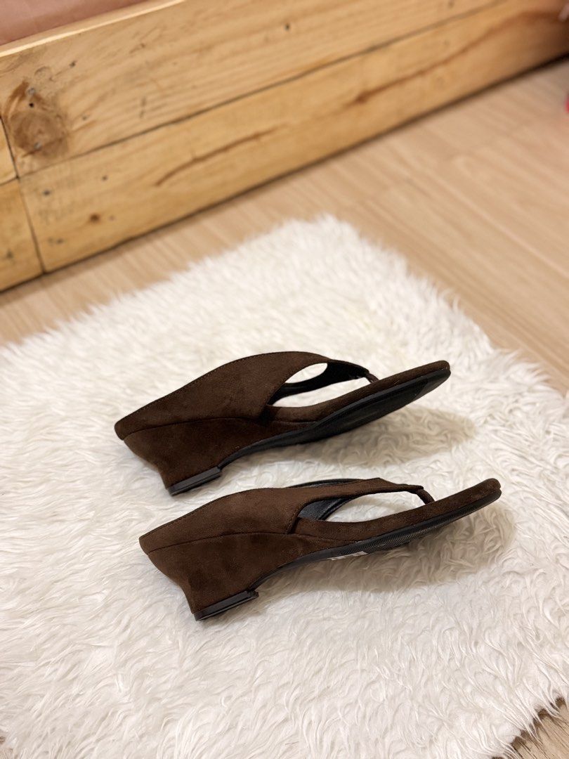Brown thong sandals (Category: Flats & Sandals) located in Quezon City. Submitted by shopmyprelovedph (Listing ID 1467981553, Image 3). Description: Size 35 brand new Vietnam psabuy .