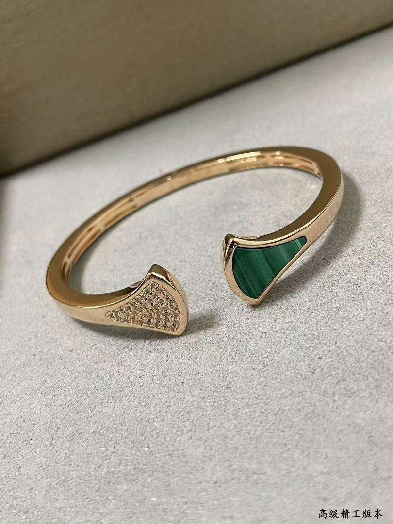 Bulgari Divas Dream Rose Gold Malachite Diamond Bangle (Category: Bracelets) located in Navotas City. Submitted by ciputsurti69538 (Listing ID 1467903231, Image 3). Description: - Authentic-inspired Divas Dream rose gold open cuff bangle - Features a striking green malachite fan stone on one end - Accented with sparkling paved diamonds in a fan motif on the other end - Convenient hinged opening design for easy wear - Comes complete with a present