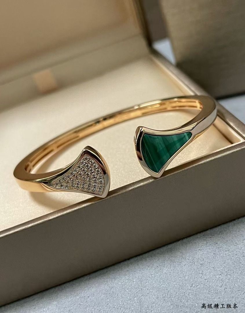 Bulgari Divas Dream Rose Gold Malachite Diamond Bangle (Category: Bracelets) located in Navotas City. Submitted by ciputsurti69538 (Listing ID 1467903231, Image 2). Description: - Authentic-inspired Divas Dream rose gold open cuff bangle - Features a striking green malachite fan stone on one end - Accented with sparkling paved diamonds in a fan motif on the other end - Convenient hinged opening design for easy wear - Comes complete with a present