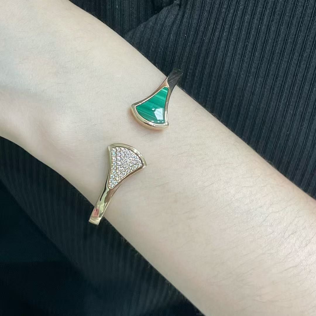 Bulgari Divas Dream Rose Gold Malachite Diamond Bangle (Category: Bracelets) located in Navotas City. Submitted by ciputsurti69538 (Listing ID 1467903231, Image 1). Description: - Authentic-inspired Divas Dream rose gold open cuff bangle - Features a striking green malachite fan stone on one end - Accented with sparkling paved diamonds in a fan motif on the other end - Convenient hinged opening design for easy wear - Comes complete with a present