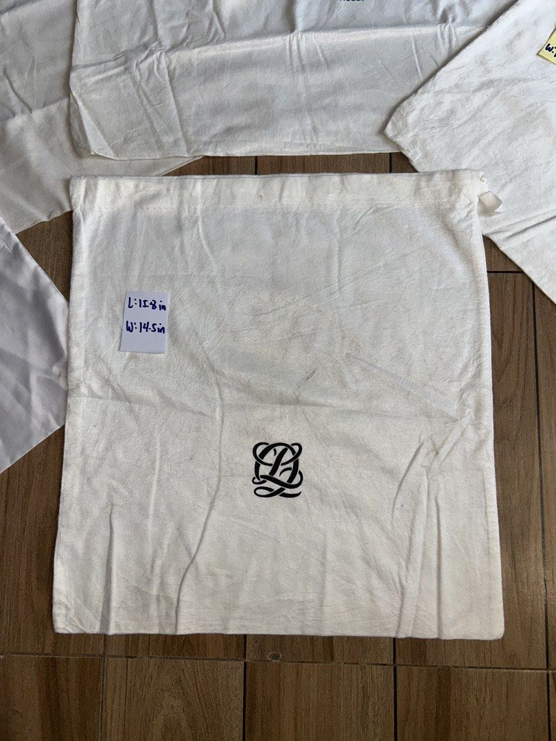 BUNDLE DUST BAG (Category: Purses & Pouches) located in General Santos City (Dadiangas). Submitted by grasya_12 (Listing ID 1467934342, Image 2). Description: BUNDLE DUST BAG - Indicated sa pic yong sizes - need wash .