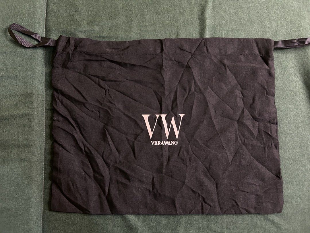 BUNDLE DUST BAG (Category: Purses & Pouches) located in General Santos City (Dadiangas). Submitted by grasya_12 (Listing ID 1467945054, Image 3). Description: BUNDLE DUST BAG - Indicated sa pic yong sizes - need wash.