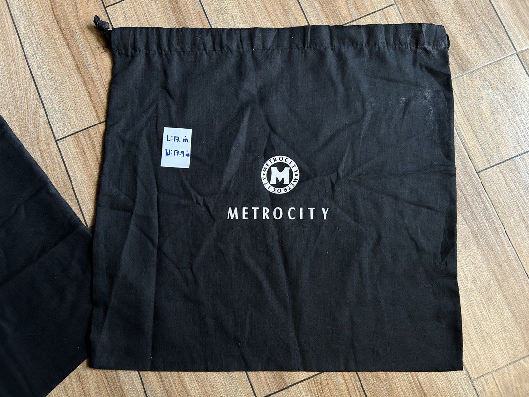 BUNDLE METROCITY DUST BAG (Category: Purses & Pouches) located in General Santos City (Dadiangas). Submitted by grasya_12 (Listing ID 1467939061, Image 3). Description: BUNDLE DUST BAG - Indicated sa pic yong sizes - need wash.