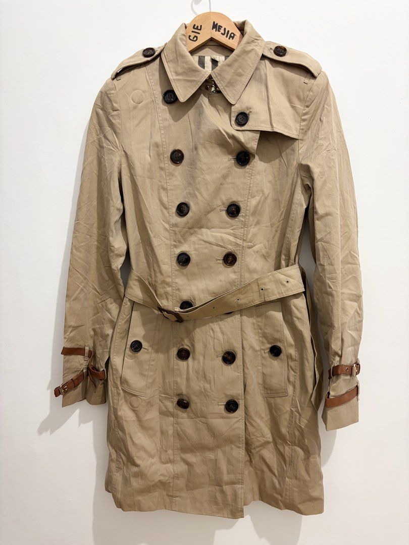 Burberry Trench Coat (Category: Luxury Apparel) located in Bayambang. Submitted by frugal_vouge (Listing ID 1467848285, Image 1). Description: Issue see last pic.