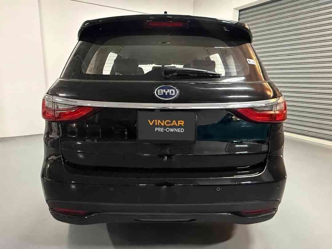 BYD e6 Electric [71.7 kWh] (A) (Category: Used Cars) located in Singapore. Submitted by vincar_pre-owned (Listing ID 1466202023, Image 3). Description: 8y/500k km battery warranty. 1 owner. Perfect MPV for whole family with comfortable legroom space and ample boot space. Contact us today to arrange a viewing at the V1ncar pre-owned showroom now! Features: Powered by electric motor with blade battery mated to single speed transmission producing 93