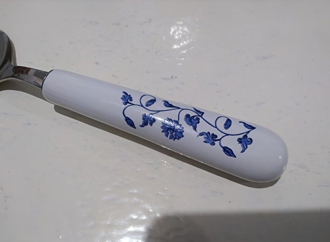 Cake Shovel Slicer (Category: Other Kitchenware & Tableware) located in Bulacan. Submitted by mitchikoscollection (Listing ID 1468033287, Image 3). Description: Authentic Original Rare Vintage and Collectible Cake Shovel / Slicer 🍰 Stainless steel with Ceramic handle ...