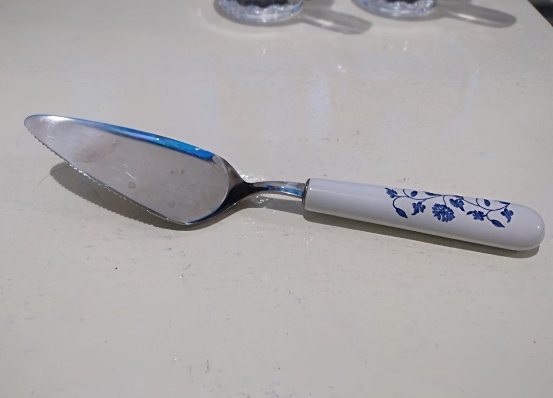 Cake Shovel Slicer (Category: Other Kitchenware & Tableware) located in Bulacan. Submitted by mitchikoscollection (Listing ID 1468033287, Image 1). Description: Authentic Original Rare Vintage and Collectible Cake Shovel / Slicer 🍰 Stainless steel with Ceramic handle ...