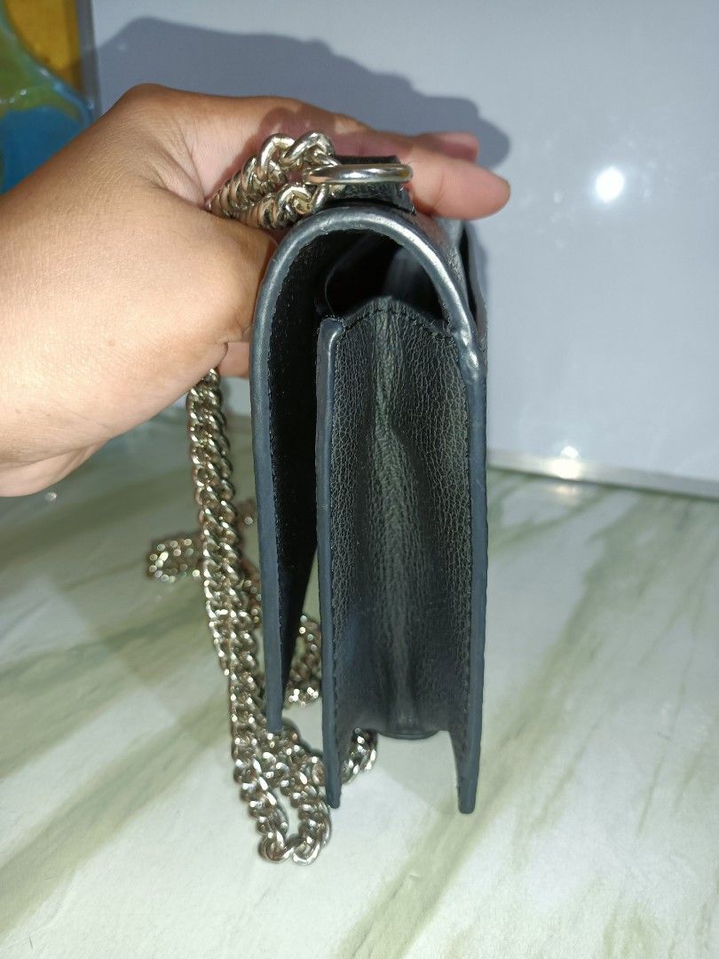 Calvin Klein 2 Way Chain Bag (Category: Shoulder Bags) located in Bolinao. Submitted by shayne_0215 (Listing ID 1467974601, Image 3). Description: - Has minimal stain, needs to be clean - Ukay Source - Last Price Posted - Deal Now, Pay Now - MOP: GCASH - SF will be shouldered by the buyer.