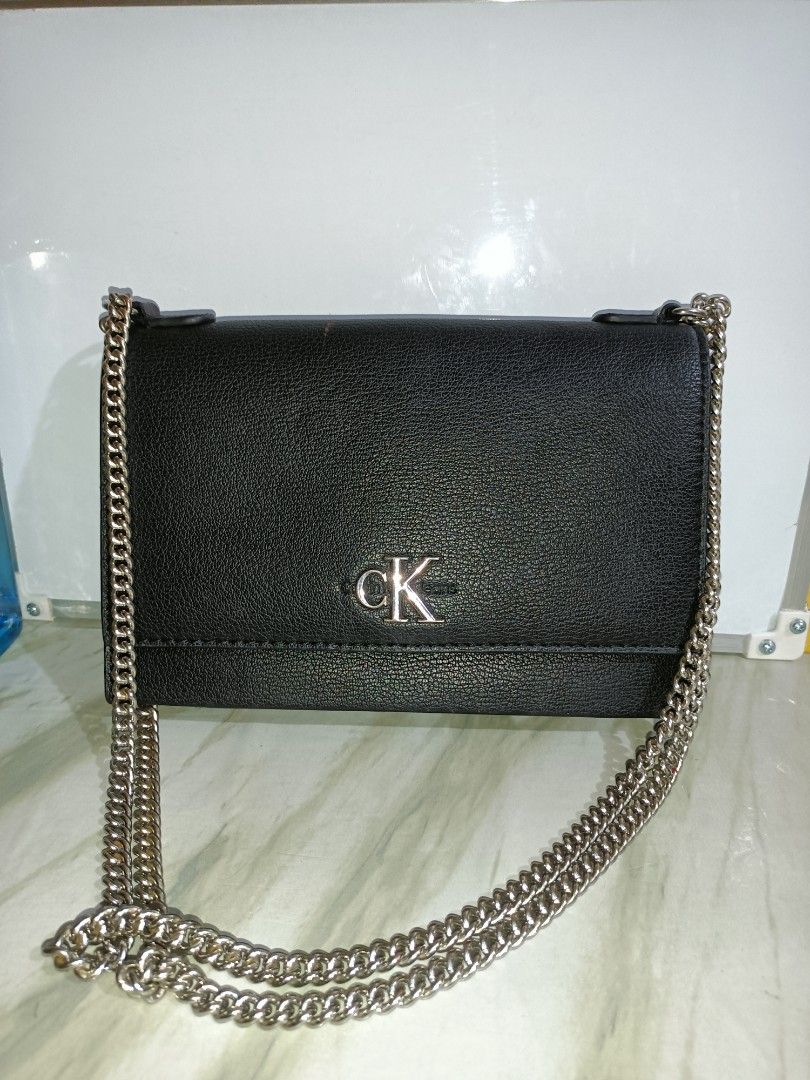 Calvin Klein 2 Way Chain Bag (Category: Shoulder Bags) located in Bolinao. Submitted by shayne_0215 (Listing ID 1467974601, Image 1). Description: - Has minimal stain, needs to be clean - Ukay Source - Last Price Posted - Deal Now, Pay Now - MOP: GCASH - SF will be shouldered by the buyer.