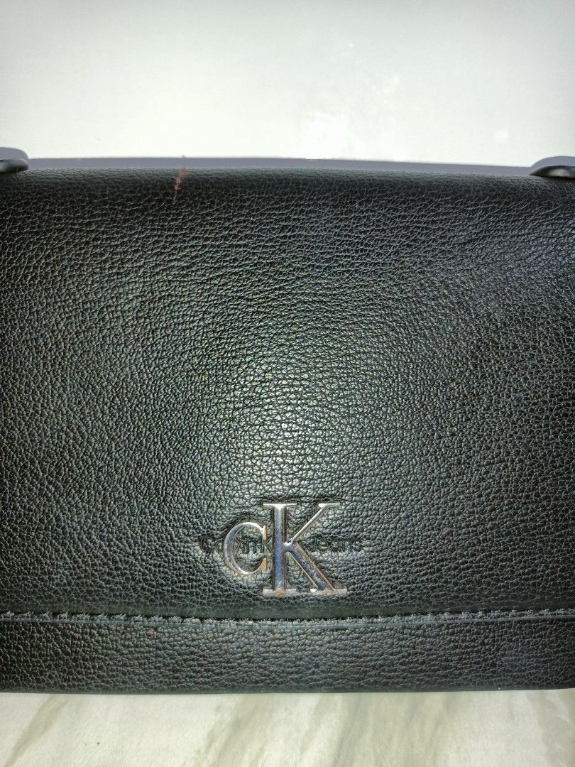 Calvin Klein 2 Way Chain Bag (Category: Shoulder Bags) located in Bolinao. Submitted by shayne_0215 (Listing ID 1467974601, Image 2). Description: - Has minimal stain, needs to be clean - Ukay Source - Last Price Posted - Deal Now, Pay Now - MOP: GCASH - SF will be shouldered by the buyer.
