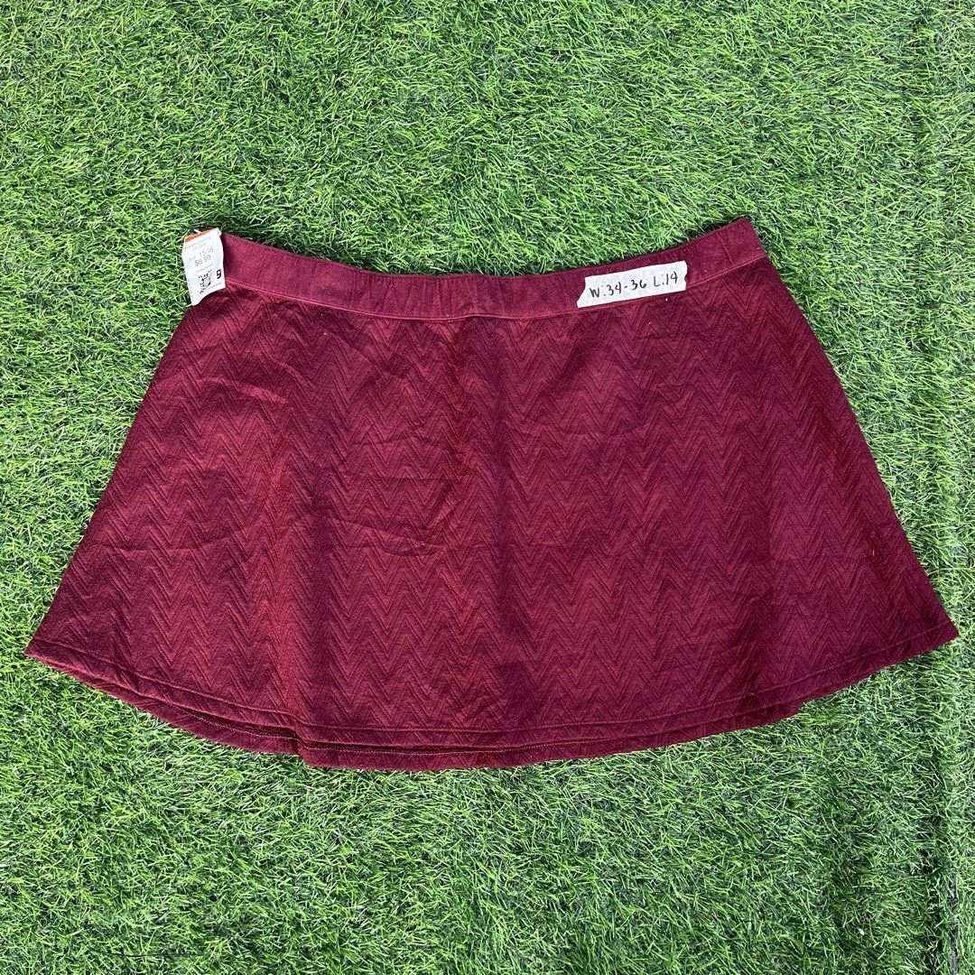 Candie's Maroon Chevron Pattern Skirt XL (Category: Skirts) located in Cuyapo. Submitted by Ashtyn.Pre.Loved (Listing ID 1467846252, Image 1). Description: - Brand: Candie's - Size: XL - Color: Maroon - Pattern: Textured chevron throughout - Waistband: Elastic for comfort - Silhouette: Structured flare shape - Origin: Made in Vietnam.