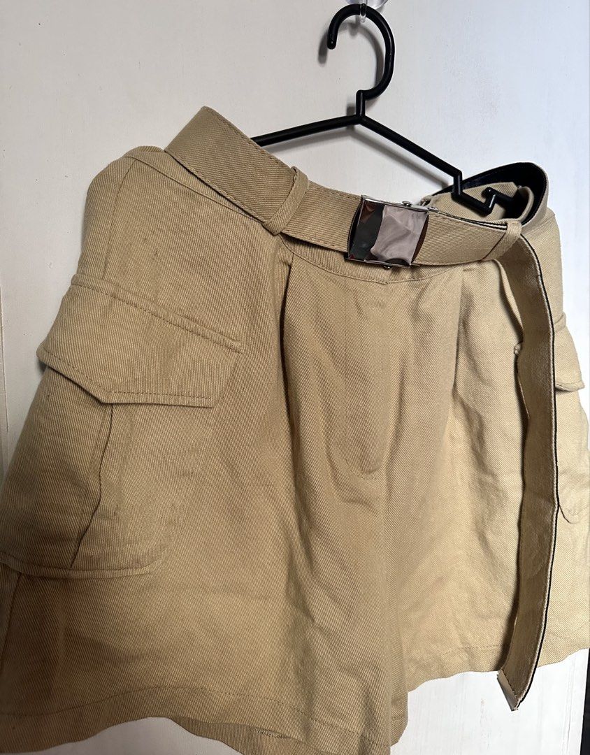 Cargo highwaist short w/belt (Category: Shorts) located in Cavite. Submitted by chicfinds.slay (Listing ID 1467930390, Image 2). Description: ✨bestfit 27-29 waistline ✨super nice ✨length (haba) ‘14 ✨cordoroy cloth type ✨khaki color ✨japan source.