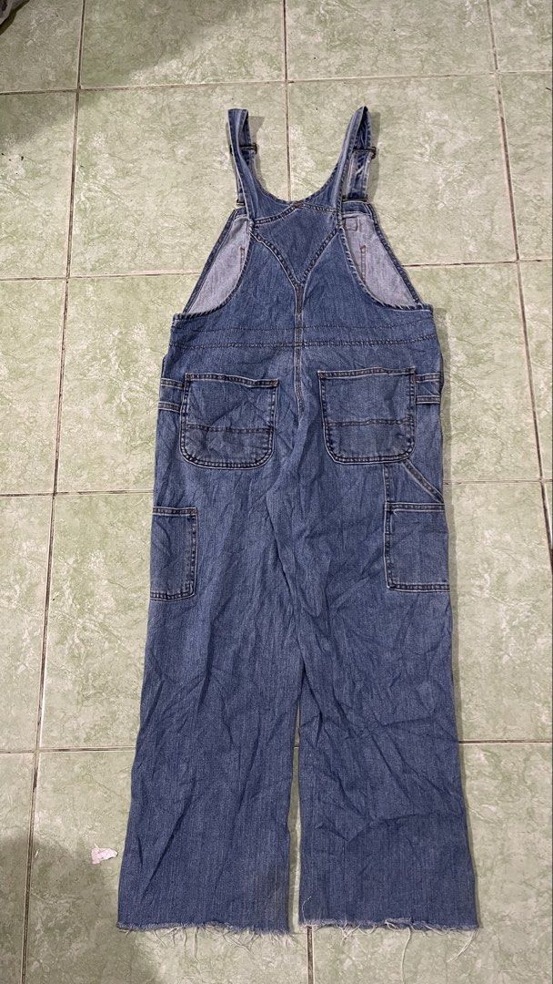 Carhartt carpenter Jumper (Category: Luxury Apparel) located in Manila. Submitted by veabianca (Listing ID 1467894690, Image 2). Description: Carhartt carpenter Jumper Size height 5’7 6’0 Waistline 35-36 length 41 Excellent condition No issue .