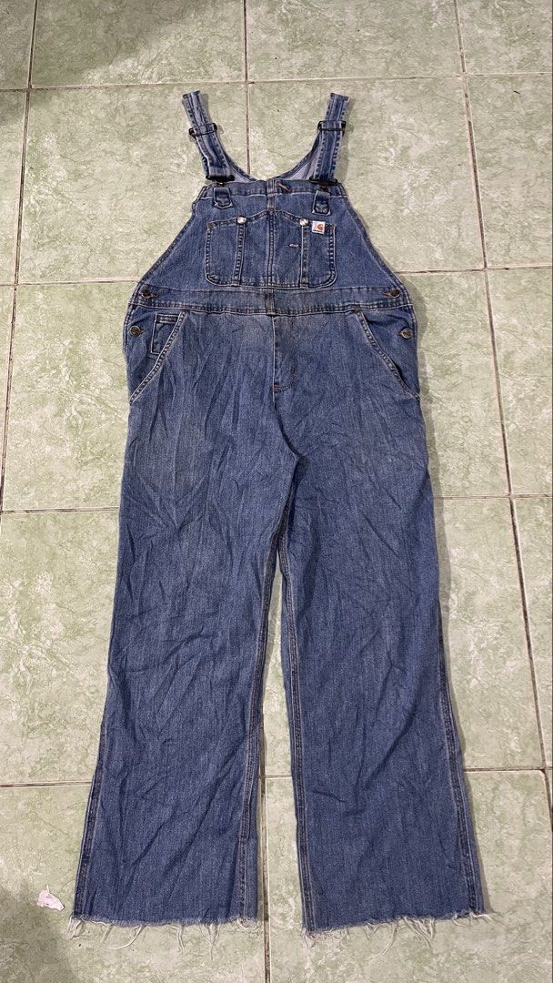 Carhartt carpenter Jumper (Category: Luxury Apparel) located in Manila. Submitted by veabianca (Listing ID 1467894690, Image 1). Description: Carhartt carpenter Jumper Size height 5’7 6’0 Waistline 35-36 length 41 Excellent condition No issue .