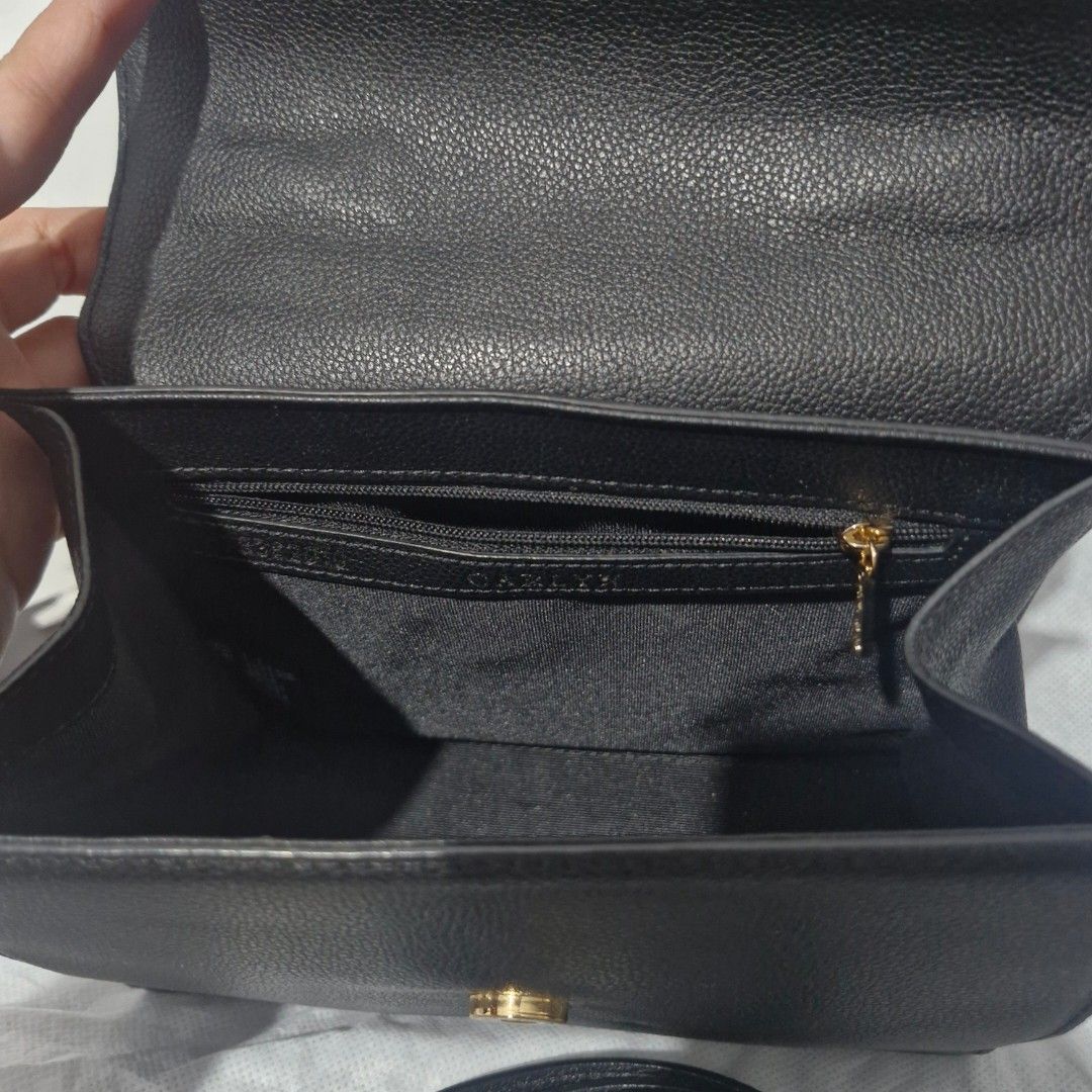 CARLYN Lilly Bag (Category: Cross-body Bags) located in Manila. Submitted by aimy_amour (Listing ID 1468029550, Image 2). Description: Preloved Carlyn leather bag with dust bag.