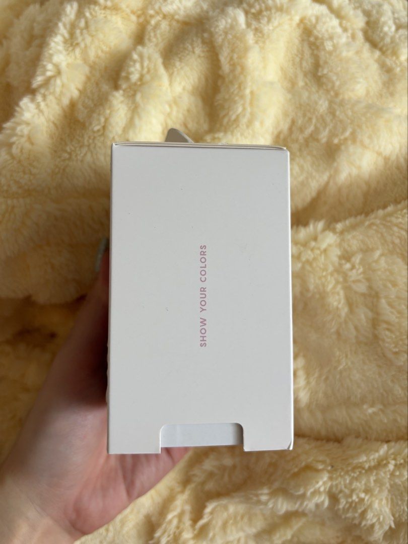 Casetify 旅行轉插器 紅色 全新 正貨, 家庭電器, 轉插器及插頭 - Carousell