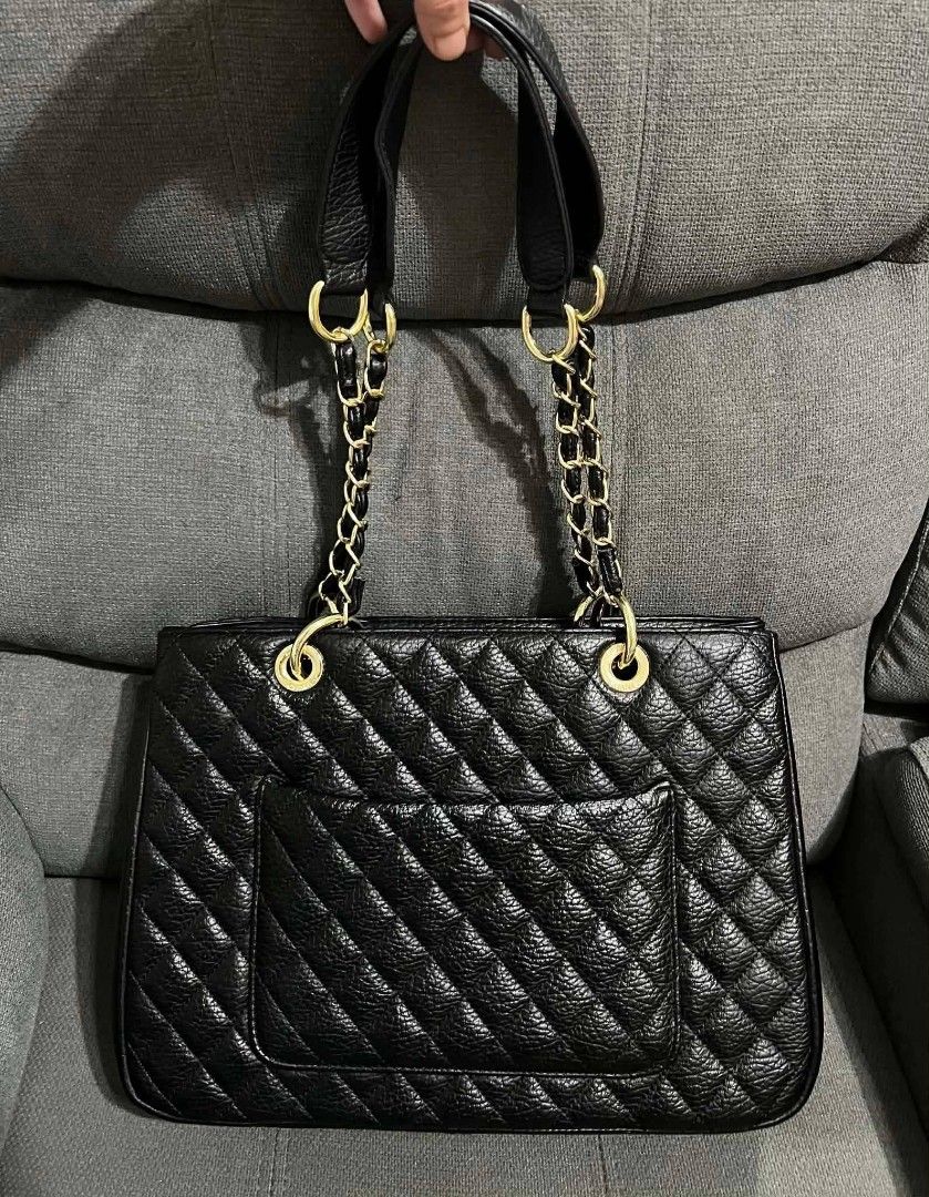 CC Chain Tote (Category: Shoulder Bags) located in Quezon City. Submitted by luxxechic (Listing ID 1467912103, Image 3). Description: pure leather with etiketa and code with logo heatstamp good as new no issue actual photo posted japan preloved mop: gcash .