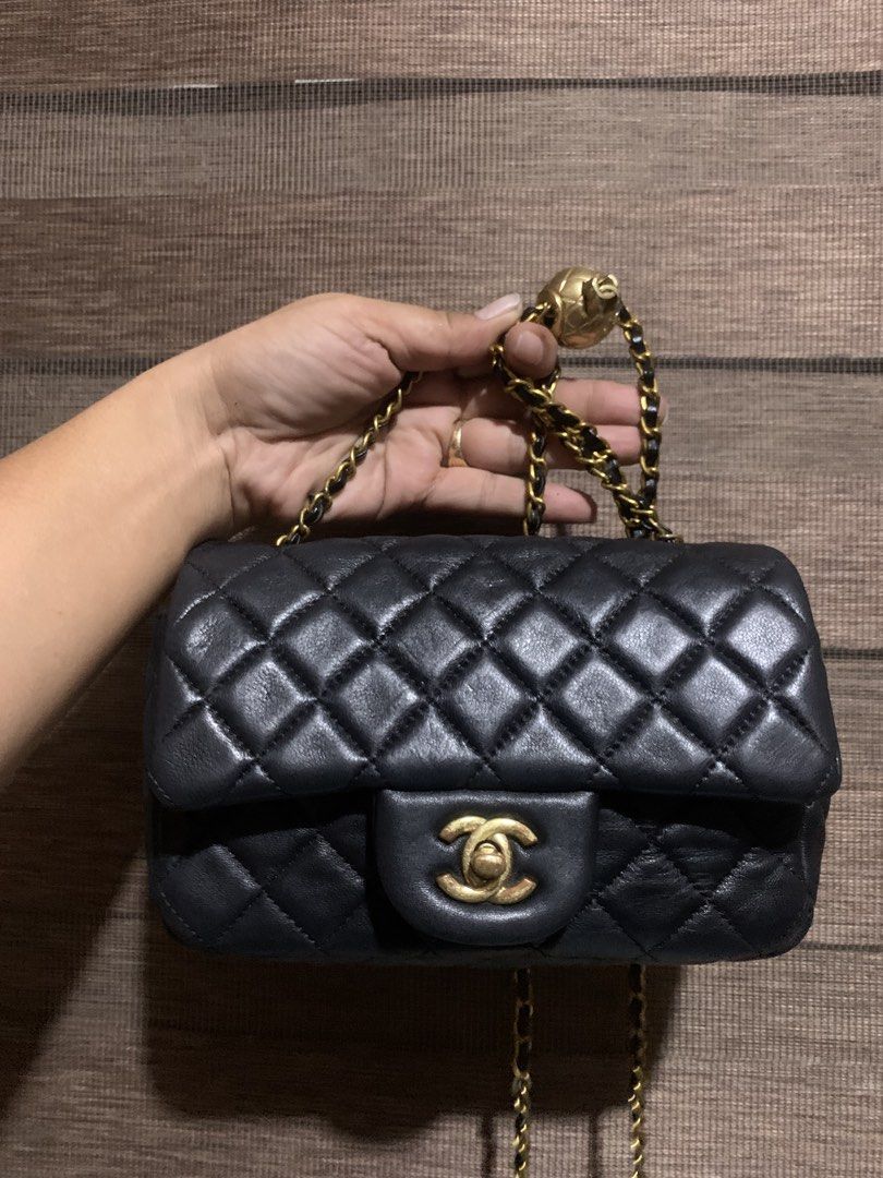 CC Mini Square Pearl Crush Bag (Category: Cross-body Bags) located in Aliaga. Submitted by ukaybags2428 (Listing ID 1467937681, Image 1). Description: Small With holo sticker No issue.