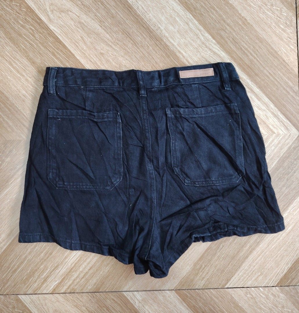 CDG PLAY SHORT (Category: Shorts) located in Marikina City. Submitted by kingdrel (Listing ID 1467896758, Image 2). Description: CDG PLAY AHORT W 31 L 13 L/O 12 VERYGOOD CONDITION NO ISSUE COLORATE 9.5-10.