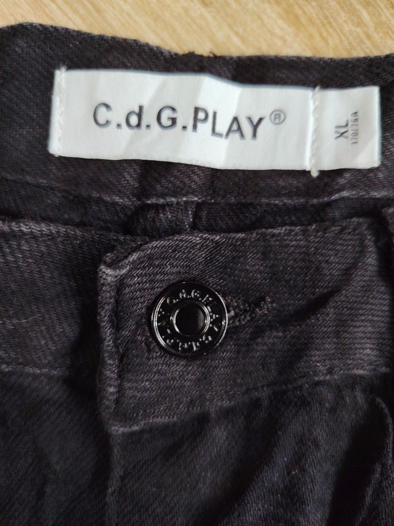 CDG PLAY SHORT (Category: Shorts) located in Marikina City. Submitted by kingdrel (Listing ID 1467896758, Image 3). Description: CDG PLAY AHORT W 31 L 13 L/O 12 VERYGOOD CONDITION NO ISSUE COLORATE 9.5-10.