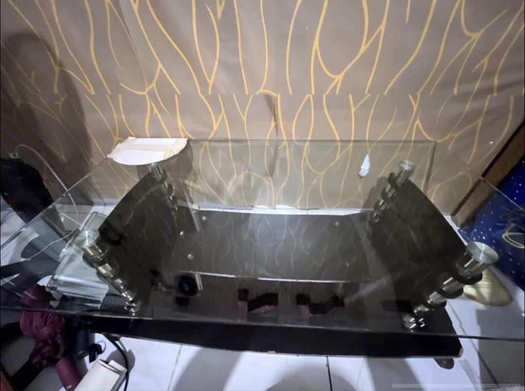 Center table (Category: Tables & Sets) located in Mandaluyong City. Submitted by khai.ad76950 (Listing ID 1468008752, Image 3). Description: Preloved Center table for living room Issue: may basag po sa gilid, and not sturdy 📌 Mandaluyong.