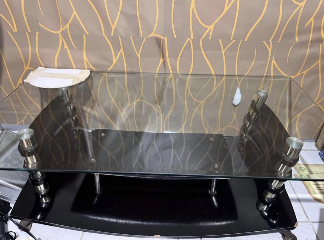 Center table (Category: Tables & Sets) located in Mandaluyong City. Submitted by khai.ad76950 (Listing ID 1468008752, Image 2). Description: Preloved Center table for living room Issue: may basag po sa gilid, and not sturdy 📌 Mandaluyong.