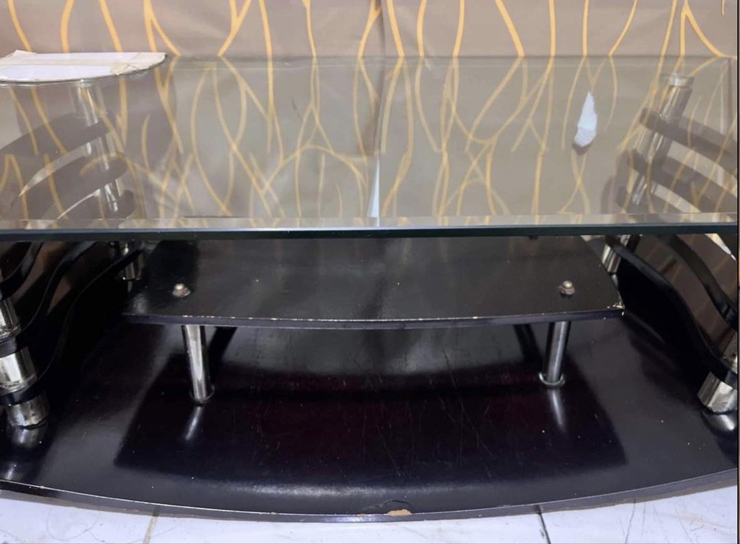 Center table (Category: Tables & Sets) located in Mandaluyong City. Submitted by khai.ad76950 (Listing ID 1468008752, Image 1). Description: Preloved Center table for living room Issue: may basag po sa gilid, and not sturdy 📌 Mandaluyong.