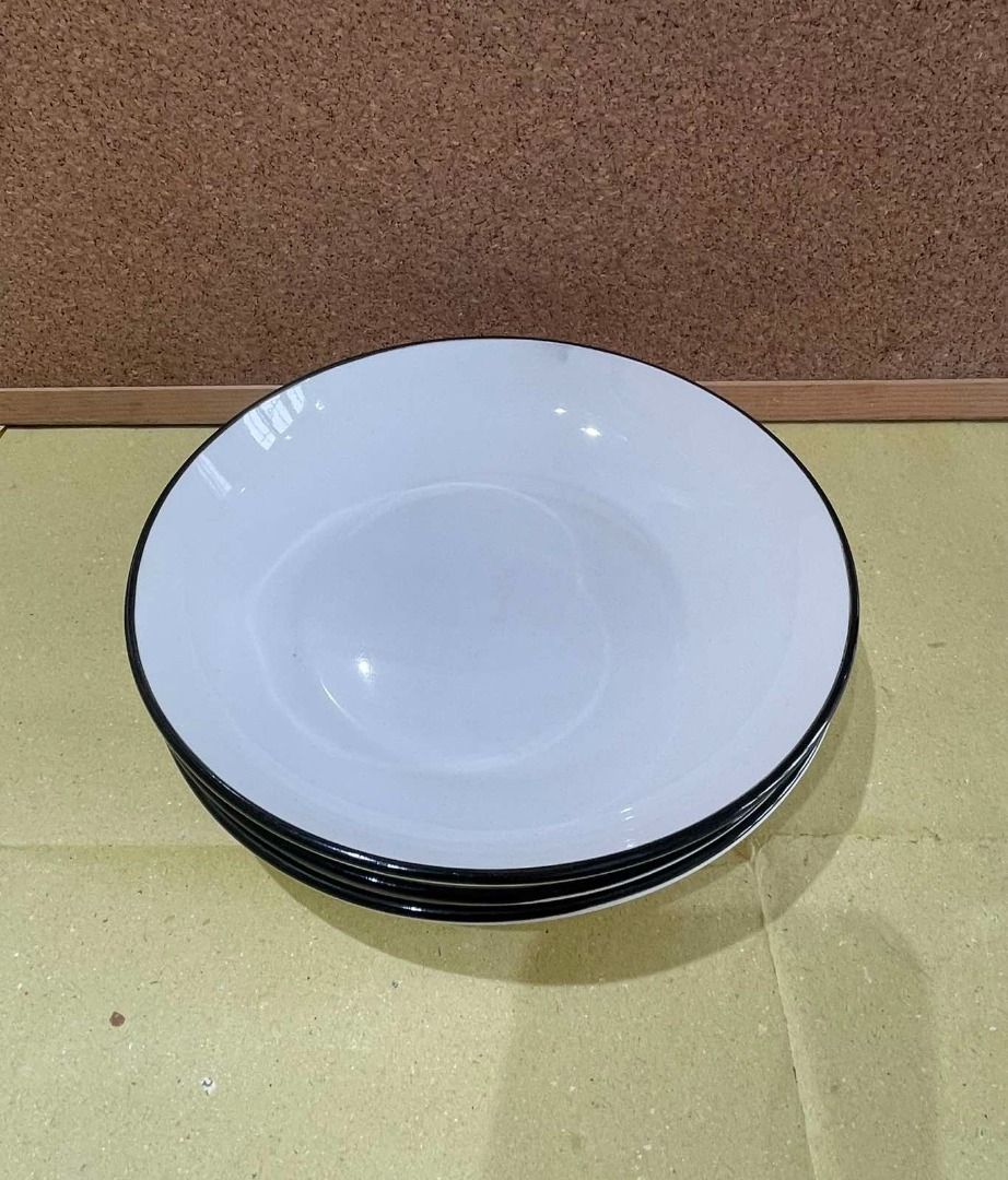 Ceramic Salad Bowl (Category: Dinnerware & Cutlery) located in Quezon City. Submitted by foxsquaredeals (Listing ID 1467915531, Image 1). Description: 18cm; w/ black rim P80/pc MOP: Gcash/Bank Transfer .