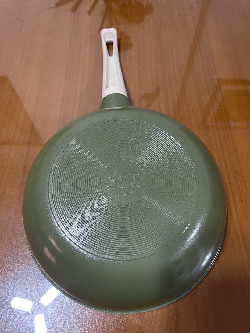 Ceramic Wok Pan 26cm (Category: Cookware & Accessories) located in Quezon City. Submitted by doublelkitchenware (Listing ID 1467873252, Image 3). Description: Ceramic Wok Pan Made in Vietnam 26x7.5cm Gas and electric only Minimal sign of usage Pick up or shipping via lalamove Provincial 🚚j&t Novaliches Qc .