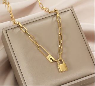 (Category: ) located in . Submitted by vintageaccessories (Listing ID 1467980978, Image 1). Description: .