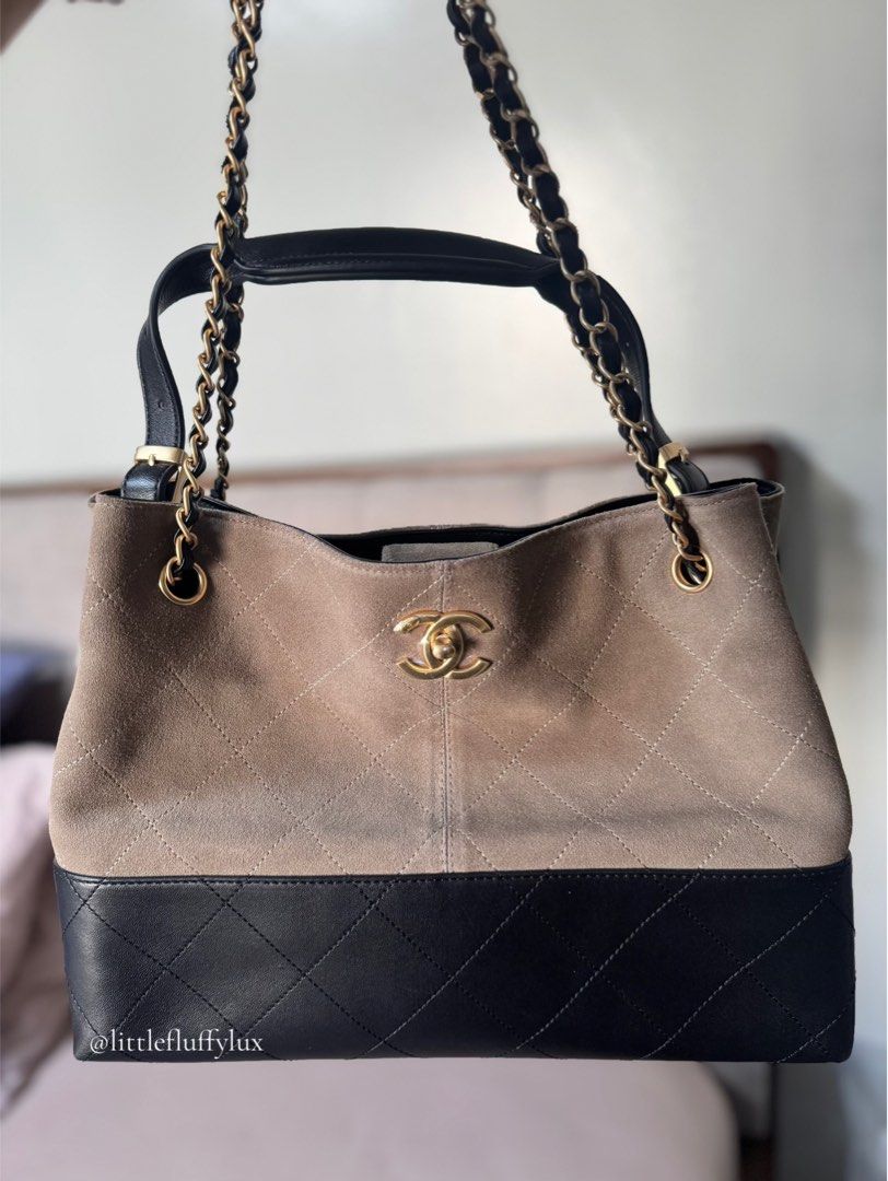 CHANEL 25A TOTE BAG (Category: Luxury Bags & Wallets) located in Pasig City. Submitted by littlefluffylux (Listing ID 1467920374, Image 2). Description: Chanel 25A Two-tone Tote Bag 📌 Condition: Please refer to photos for the actual condition. 💌 Message me for the price and other details. RFS: Decluttering my bag collection. Serious buyers only. No to lowballers, please. .