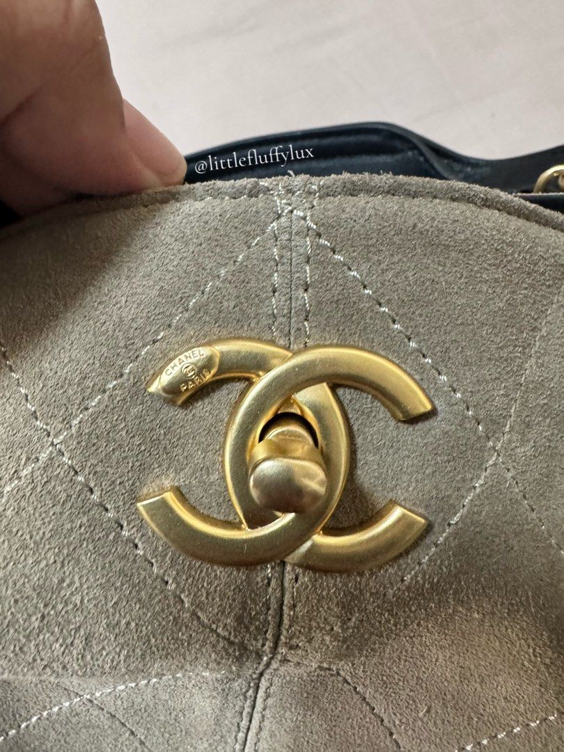 CHANEL 25A TOTE BAG (Category: Luxury Bags & Wallets) located in Pasig City. Submitted by littlefluffylux (Listing ID 1467920374, Image 3). Description: Chanel 25A Two-tone Tote Bag 📌 Condition: Please refer to photos for the actual condition. 💌 Message me for the price and other details. RFS: Decluttering my bag collection. Serious buyers only. No to lowballers, please. .