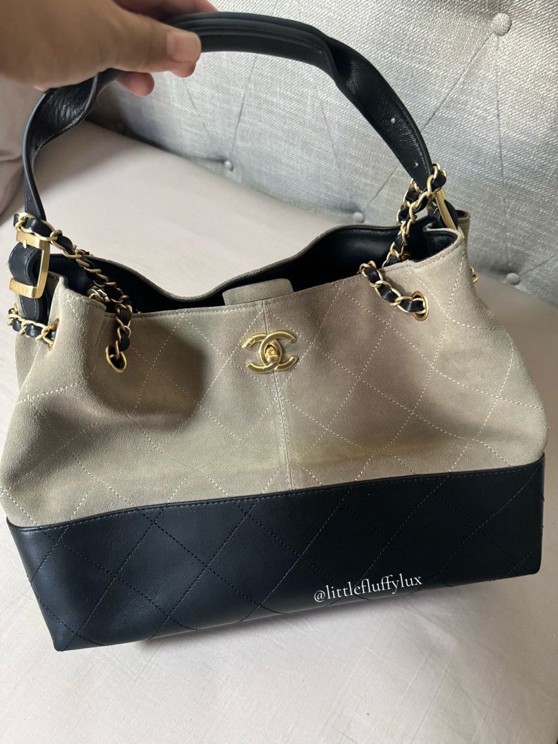 CHANEL 25A TOTE BAG (Category: Luxury Bags & Wallets) located in Pasig City. Submitted by littlefluffylux (Listing ID 1467920374, Image 1). Description: Chanel 25A Two-tone Tote Bag 📌 Condition: Please refer to photos for the actual condition. 💌 Message me for the price and other details. RFS: Decluttering my bag collection. Serious buyers only. No to lowballers, please. .