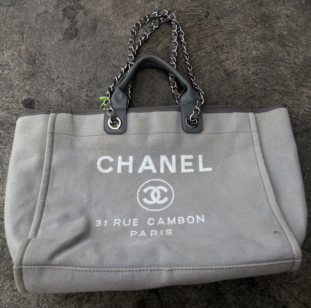 Chanel Canvas (Category: Shoulder Bags) located in Baguio. Submitted by thriftedbaguio (Listing ID 1467885092, Image 1). Description: Very Good Condition Needs Cleaning Sign of use.
