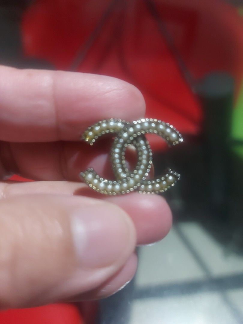 CHANEL earring no partner (Category: Earrings) located in Quezon City. Submitted by threetwotwo2ndaccount (Listing ID 1467872739, Image 1). Description: CHANEL earring no partner, 1pc only with backstamp nawala ung partner as is bawal sa maselan bawal sa barat.