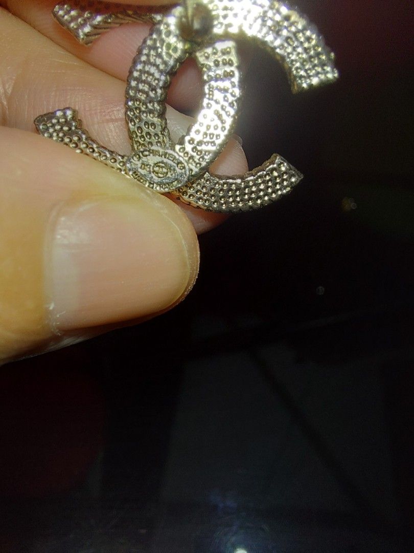 CHANEL earring no partner (Category: Earrings) located in Quezon City. Submitted by threetwotwo2ndaccount (Listing ID 1467872739, Image 2). Description: CHANEL earring no partner, 1pc only with backstamp nawala ung partner as is bawal sa maselan bawal sa barat.