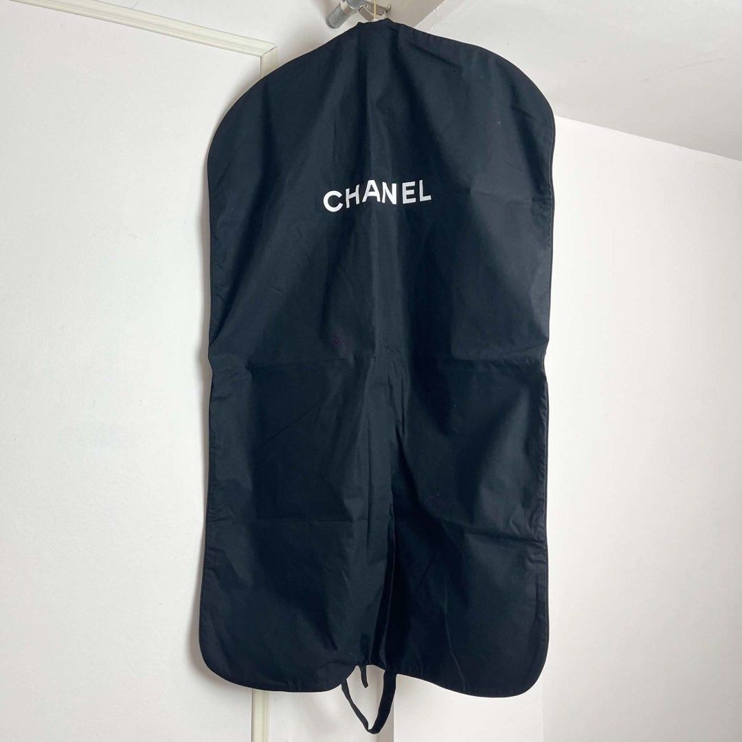 Chanel Garment Bag (Category: Clothes Drying Rack) located in Llanera. Submitted by denxlab (Listing ID 1467953515, Image 2). Description: 🖤 AUTHENTIC CHANEL GARMENT BAG FOR SALE 🖤 A touch of luxury for your wardrobe. ✨ Selling an AUTHENTIC, ORIGINAL & UNUSED Chanel Garment Bag — perfect for keeping your suits, dresses, coats, and other special garments protected while storing or traveling. 🤍 Details: Brand: CHANEL Color: Black with white CHAN