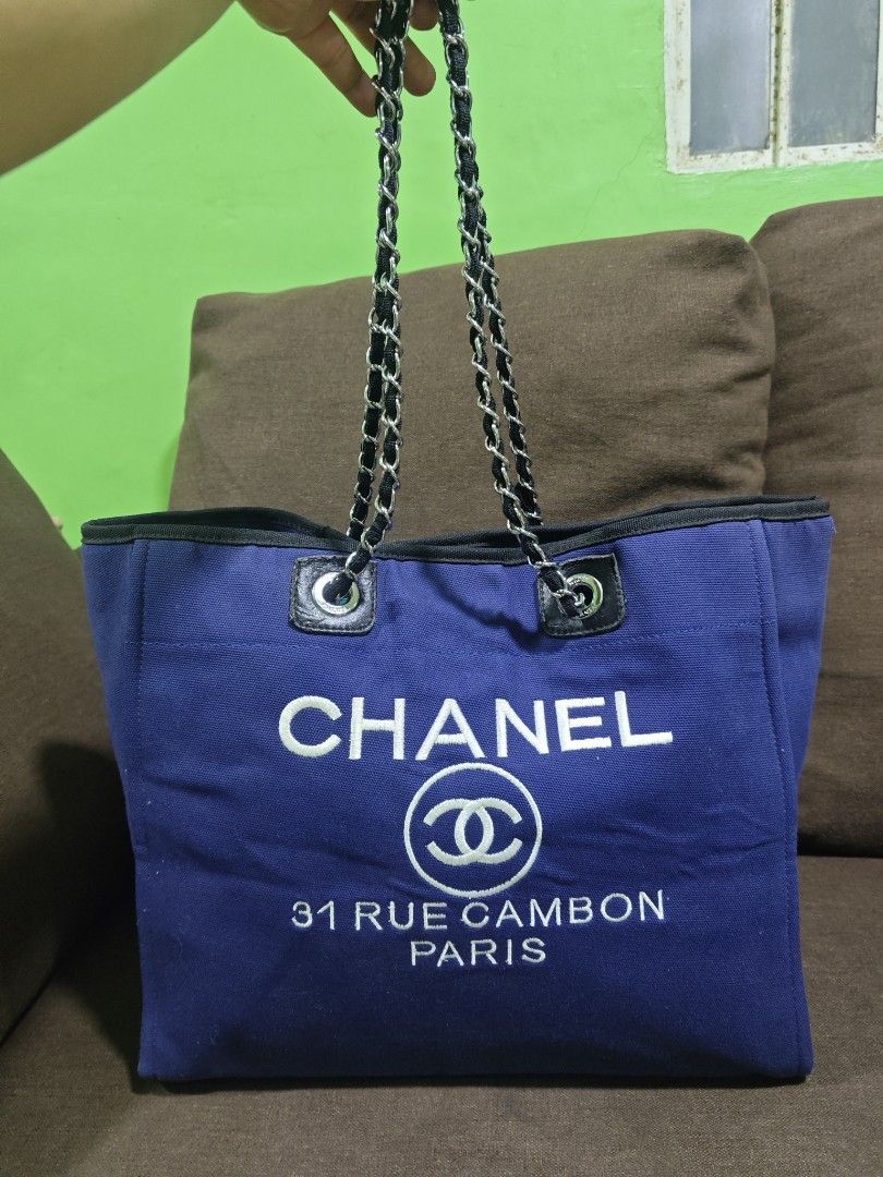 Chanel med tote bag (Category: Luxury Bags & Wallets) located in Pili. Submitted by zaneombao03491 (Listing ID 1467983304, Image 1). Description: .