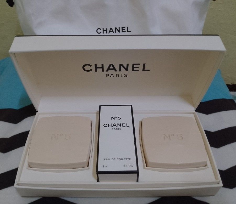 Chanel No. 5 Gift Set and Bath Soap (Category: Fragrance & Deodorants) located in Caloocan City. Submitted by liveeagle-33cf (Listing ID 1468058769, Image 3). Description: - 100% Authentic Chanel No. 5 luxury collection - Unopened gift set in original branded box - Includes: - 1st item: Signature fragrance and two soap - 2nd item: 150g Chanel No. 5 bath soap - Comes with: White Chanel cotton dust bag with black drawstrings - Perfect for gifting o