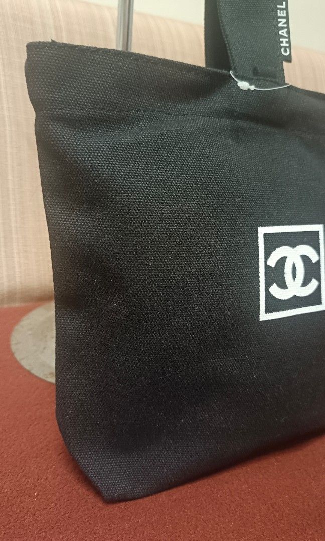 Chanel One-Handle Tote Bag (Category: Luxury Bags & Wallets) located in Quezon City. Submitted by Shobsleilaalarcon (Listing ID 1467877048, Image 3). Description: Chanel One-Handle Tote Bag, Handbag, Novelty Item, Lunch Bag, Walking Bag, Shopping Bag.