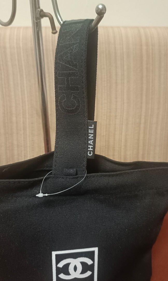 Chanel One-Handle Tote Bag (Category: Luxury Bags & Wallets) located in Quezon City. Submitted by Shobsleilaalarcon (Listing ID 1467877048, Image 2). Description: Chanel One-Handle Tote Bag, Handbag, Novelty Item, Lunch Bag, Walking Bag, Shopping Bag.